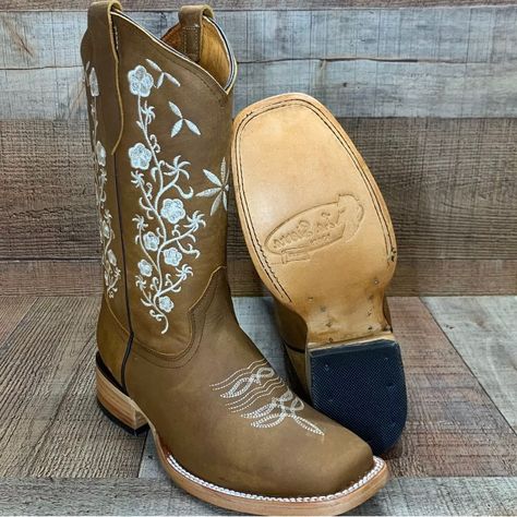 Womens Western Rodeo Square Toe Cowgirl Boots Leather Flower Design Bota Women's Rodeo Cowgirl Boots Genuine Leather!! 254 You Are Buying High Quality Rodeo Genuine Leather Woman Boots!! Proudly Made In Mexico. Note: These Boots Run True To Size. Brand: La Sierra Condition: New With Original Box Western Boots Material: 100% Genuine Leather Toe: Square Toe Note: Leather Color Sometimes Varies Darker Or Lighter Description: Rodeo Western Look. Leather Soles. Never Worn. Water Resistant. Made In Me Square Toe Cowgirl Boots, Mexican Boots, Cowgirl Boots Square Toed, Cute Cowgirl Boots, Woman Boots, Rodeo Cowgirl, Looks Country, Country Boots, Western Rodeo