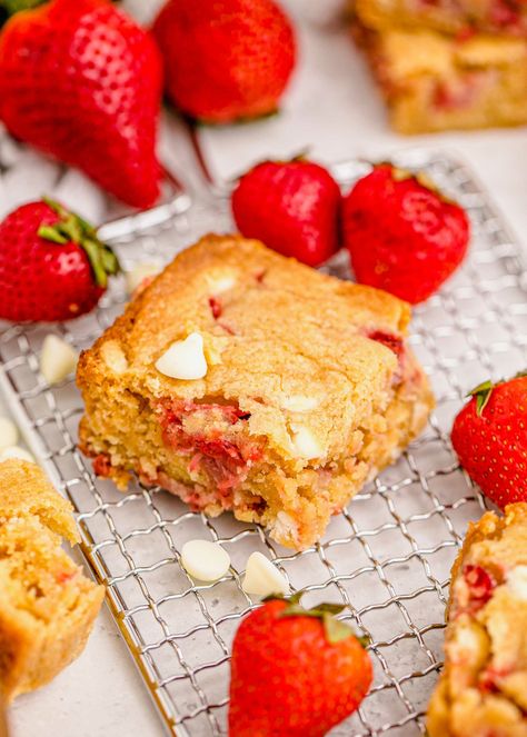 Strawberry White Chocolate Blondies, Strawberry Blondies Recipe, Dessert Basket, Strawberry Blondies, Chocolate Chip Bread Recipe, Strawberry Chocolate Chip Cookies, Chocolate Bar Recipe, White Chocolate Blondies, Chocolate Chip Blondies