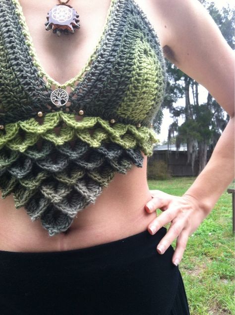 Mother of Dragons Crochet Khaleesi Top from Game of Thrones Crochet Dragon Costume, Crochet Fairy Top Pattern, Game Of Thrones Knitting Patterns, Fairy Top Crochet, Crochet Fairy Costume, Larp Crochet, Crochet Dragon Scales, Crochet Fairy Top, Crochet Scales