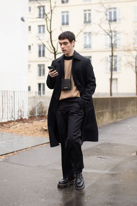 There's Never Been a Better Time for Men's Bags - GQ Jacquemus Bag Men, Fleece Pullover Outfit, Winter Pullover Outfits, Men Wardrobe, Mens Fall Outfits, Street Cats, Pullovers Outfit, Jacquemus Bag, Street Style Bags