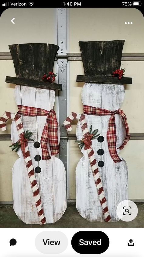 Holiday Wooden Crafts, Wood Snowmen Diy, Wood Snowman Diy Front Porches, Wooden Snowman Diy Front Porches, Snowman Wood Crafts, Wood Snowman Diy, Diy Wooden Snowman, Diy Snowman Decorations, Wooden Snowmen