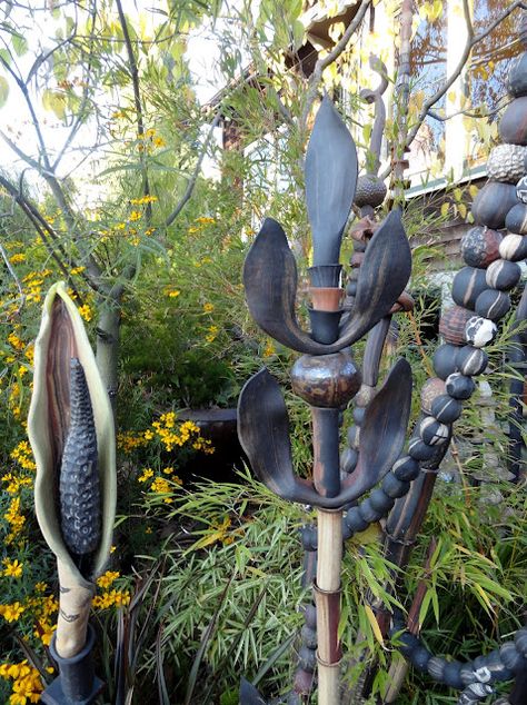 danger garden: Where I return to the garden of Marcia Donahue Garden Ceramics Sculpture, Clay Totems Ceramic Sculptures, Garden Totems Ceramic Pottery, Diy Garden Totems How To Make, Diy Garden Sculpture Ideas, Garden Finials, Garden Stacks, Pottery Totems, Clay Totems