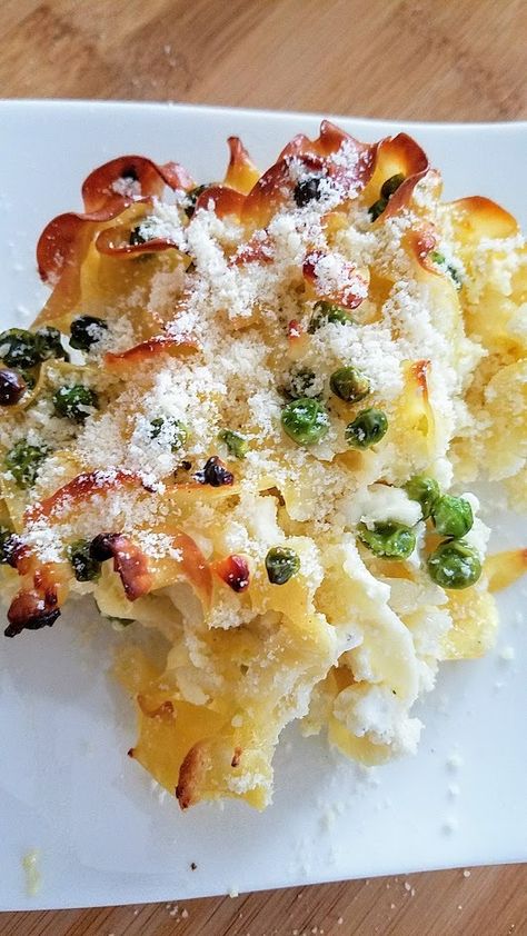 Savory Cheese Kugel Recipe - Pechluck's Food Adventures Savory Noodle Kugel, Kishke Recipe, Savory Noodle Kugel Recipe, Casserole With Egg Noodles, Kugel Recipes, Egg Noodle Casserole, Noodle Kugel Recipe, Eggs And Cheese, Thanksgiving Foods