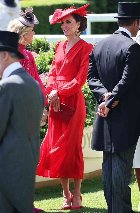 Ascot Outfits, Red Frock, Royal Wedding Gowns, Düşes Kate, Catherine Ii, Estilo Kate Middleton, Colour Clash, Mcqueen Dress, Prince And Princess Of Wales