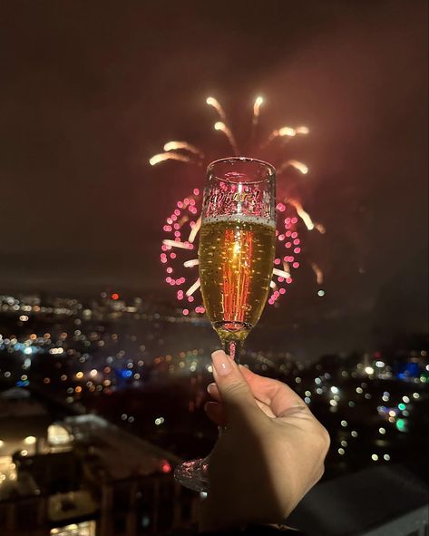 Woman with pink manicure holding champagne Silent Fireworks, Rooftop Dining, Fireworks Photo, Rooftop Party, Apartment View, Great Gatsby Wedding, Pinterest Contest, New Year Fireworks, Happy New Years