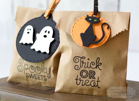 Dulces Halloween, Halloween Gift Bags, Halloween Paper Crafts, Carte Halloween, Theme Harry Potter, Adornos Halloween, Halloween Door Decorations, Halloween Tags, Halloween Treat Bags