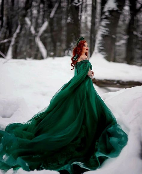 Ball Gown Photoshoot Outdoor, Snow Photoshoot Dress, Snowy Photoshoot Ideas, Winter Fairytale Photoshoot, Christmas Ball Gowns, Fantasy Photoshoot Ideas, Emerald Ball Gown, Photoshoot In Snow, Winter Wonderland Photoshoot