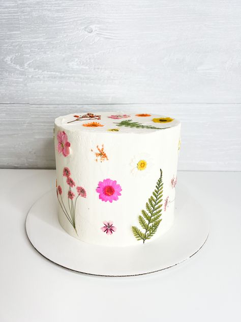 Wildflower Smash Cake Girl, Pressed Flowers Cake, Wildflower Birthday Cake, Cake With Dried Flowers, Postres Aesthetic, Wildflower Cake, Gf Cake, Slab Cake, Wildflower Birthday