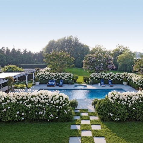 Happy Friday! This Hamptons home was decorated by Juan Montoya and photographed by @bjornwallander New York Homes, Hamptons House, Design Exterior, Garden Pool, Outdoor Swimming, Garden Trellis, Pool Landscaping, Outdoor Swimming Pool, Pool Houses