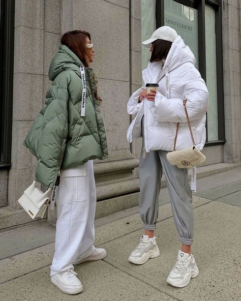 Top 35 Instagram influencer outfits round-up Puffer Outfit Jackets, Oversize Puffer Jacket Outfit, Oversize Outfits Woman, Puffy Jacket Outfit Street Style, Oversize Jacket Outfit, Down Jacket Street Style, Oversized Puffer Jacket Outfit, Puffy Coat Outfit, Cute Outfit Ideas For Winter