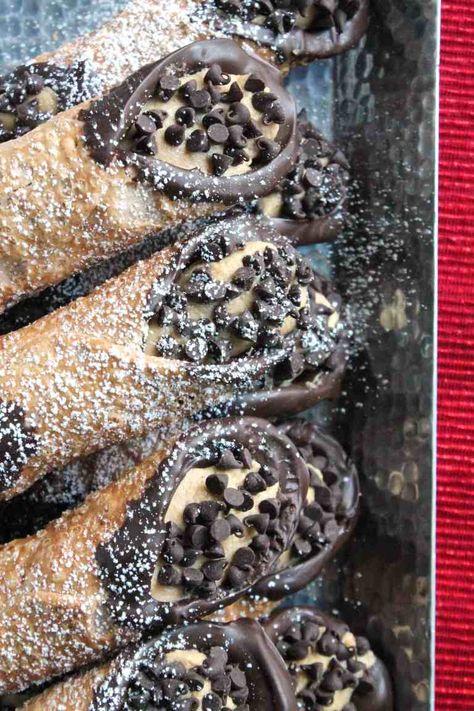 Traditional Cannoli Filling Recipe, Cannoli Recipe Easy, Chocolate Cannoli, Homemade Cannoli, Cannoli Filling, Cannoli Recipe, Vacation In Italy, Italian Recipes Dessert, Homemade Peanut Butter