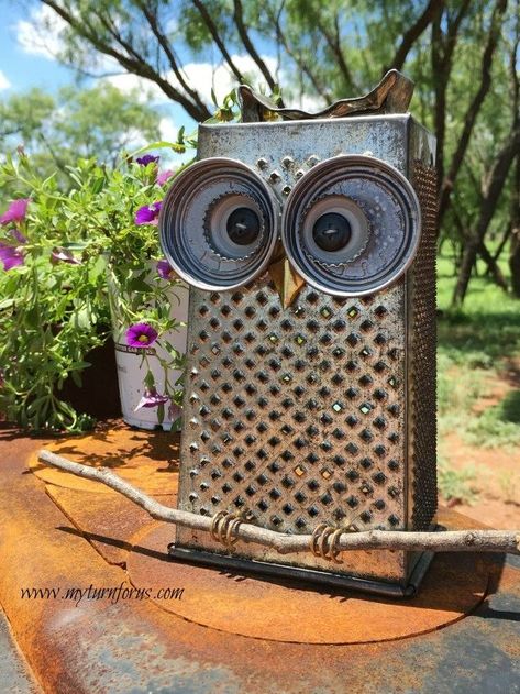 Owl Yard Art, Trash To Treasure Ideas, Junk Metal Art, Flea Market Gardening, Christmas Crafts For Adults, Owl Crafts, Diy Upcycling, Metal Garden Art, Garden Art Crafts