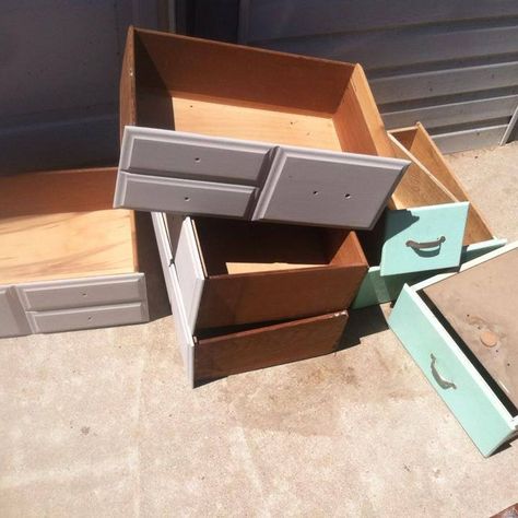 Upcycle Your Old Drawers! Drawer Ideas, Drawers Repurposed, Old Dresser Drawers, Cheap Dresser, Planters Diy, Diy Hanging Planter, Office Themes, Upcycle Repurpose, Modern Plant Stand