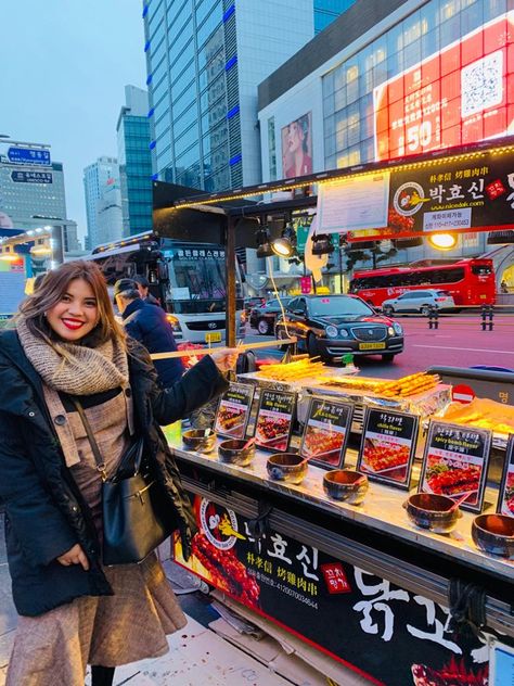 People from different countries love pigging out Korean food due to their unique taste, ingredients, and appetizing appearance. And in this article, we'll focus on a certain area in Seoul wherein you can find a lot of mouthwatering dishes, in Myeongdong. So ready your pen and paper to know what are the best street foods that you should try in Myeongdong. Box Makanan, People From Different Countries, Korean Meals, Korea Street Food, Street Food Restaurant, Korean Dumplings, Korea Street, Street Food Design, Korean Grill