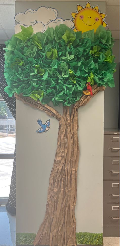 Nature Themed Bulletin Board, Jungle Theme Decorations, Forest Classroom, Jungle Tree, Rainforest Theme, Bulletin Boards Classroom Decor, Forest Decor, Classroom Decor Themes, Paper Tree