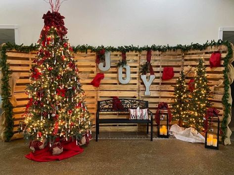 Photo Booth Natal, Stage Christmas Decorations, Church Stage Christmas, Xmas Party Ideas Decoration, Christmas Backdrop Ideas, Church Backdrop, Christmas Photobooth, Diy Christmas Backdrop, Christmas Pajama Party