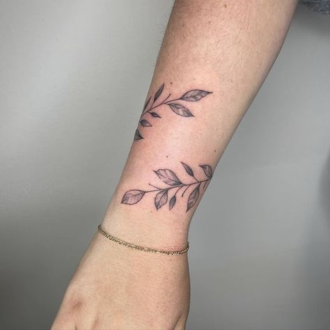 Wrist Wrap, Leaf Bracelet, Fine Line Tattoos, Wrist Tattoos, Leaf Tattoos, Flower Tattoo, Tatting, Tattoos, Beauty