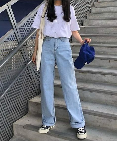 Denim Pants Outfit Women, Mom Jeans Aesthetic, Denim Pants Outfit, Jeans Aesthetic, Mom Denim, Jeans Light Blue, Korean Casual Outfits, Trendy Dress Outfits, Aesthetic Fits