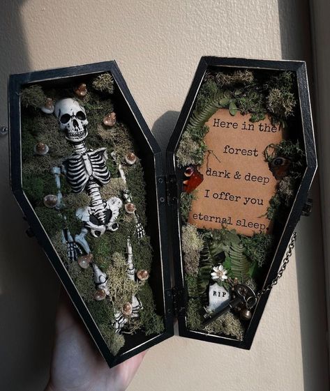 Mini Coffin Box Diy, Spooky Box Ideas, Coffin Crafts, Clay Aesthetic, Thanksgiving Wood Crafts, Coffin Decor, Gothic Crafts, Spooky Crafts, Scary Gift