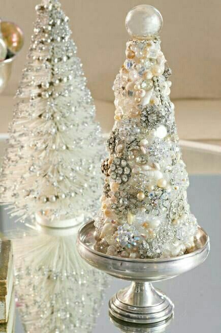 White Christmas Trees, Cone Trees, Jewelry Christmas Tree, Brush Trees, Shabby Chic Christmas, Small Christmas Trees, Easy Christmas Crafts, Chic Christmas, Bottle Brush Trees