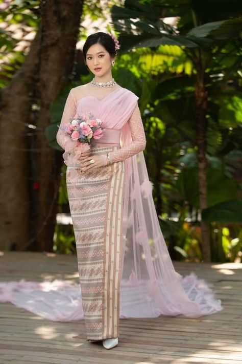 Myanmar Wedding Dress Design, Myanmar Wedding Dress, Myanmar Wedding, Model Dress Batik, Wedding Dress Design, Blouse Tops Designs, Korean Wedding Photography, Origami Fashion, Wedding Photoshoot Props