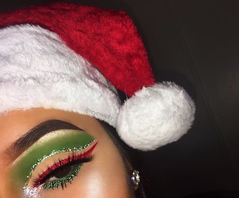 Mrs Claus Xmas Makeup, Christmas Eye Makeup, Ideal Makeup, Makeup Christmas, Dr. Seuss, Youtube Ideas, Christmas Makeup Look, Holiday Makeup Looks, Classic Makeup