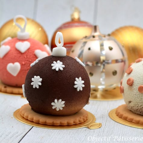 Les boules de Noël chocolat framboise Globe Cake, Chocolate Cake Toppers, Chocolate Dome, Coconut Macaroons Recipe, Fine Dining Desserts, Dessert Original, Mousse Dessert, Macaroon Recipes, Noel Diy