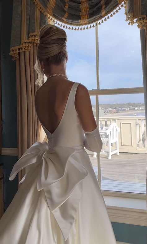 Big Bow Back Wedding Dress, Full Satin Wedding Dress, Wedding Dresses With Bows, Ballroom Wedding Dresses, Big Wedding Dresses, Bow Wedding Dress, Classy Wedding Dress, Pretty Wedding Dresses, Cute Wedding Dress