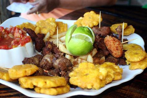 Frituras (longaniza, tostones, papas fritas y chicharrón) Mexican Shrimp Cocktail, Hispanic Kitchen, Shrimp Cocktail, Finger Food Appetizers, Puerto Rican, Tater Tot, Finger Foods, Puerto Rico, Dessert