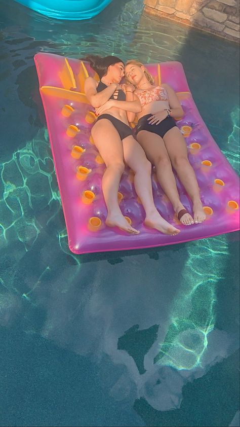 Pool Picture Ideas Friends, Summer Bff Pictures, Summer Insta Pics With Friends, Summer Pics To Recreate With Friends, Bff Pool Pictures, Friend Pool Pictures, Pics To Recreate This Summer, Waterpark Photoshoot Ideas, Pool Photoshoot Ideas Friends