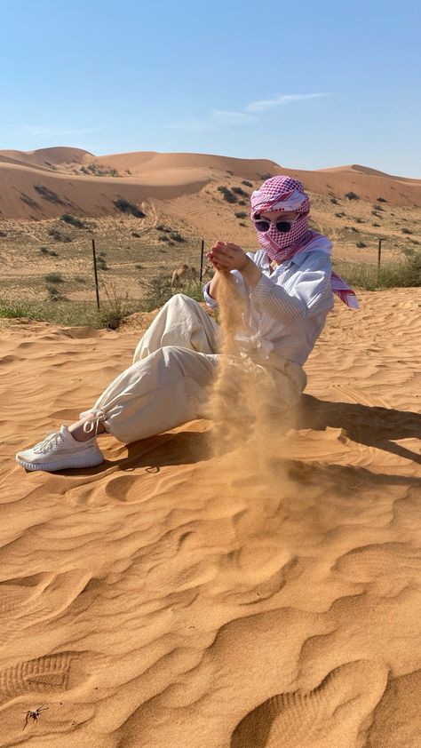 Dessert Safari Dubai, Dubai Photo Ideas, Dubai Selfie, وادي رم, Dessert Safari, Books And Pens Photography, Dubai Outfit, Dubai Safari, Egypt Aesthetic