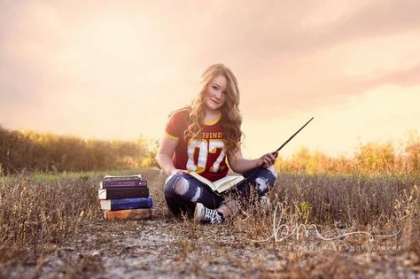 Harry Potter Senior Picture Senior Picture Ideas For Art Students, Senior Picture Books, Harry Potter Senior Pictures, Senior Picture Ideas Books, Photographing Art, Harry Potter Photography, Harry Potter Graduation, Colourful Photography, Beach Dunes