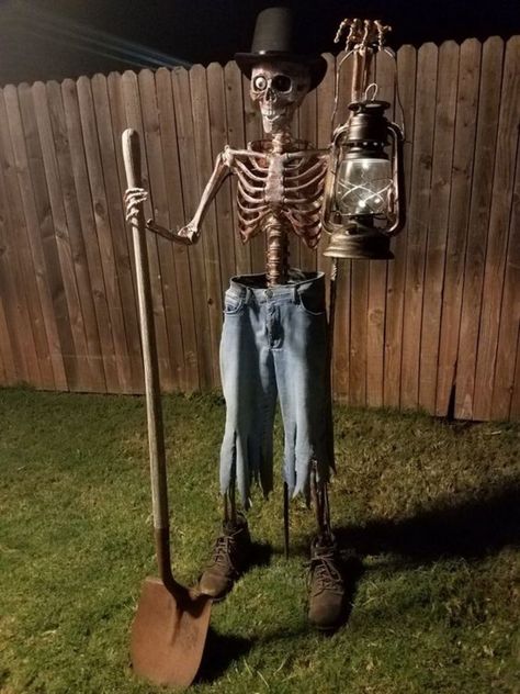 Garden Skeleton Ideas, Cowboy Halloween Decor, Diy Scary Halloween Decorations Outdoor, Halloween Front Yard, Front Yard Halloween, Skeleton Ideas, Ideas For Front Yard, Halloween Cowboy, Scary Halloween Decorations Outdoor