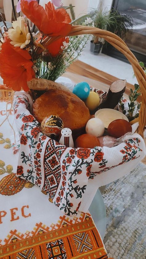 Ukrainian Easter Basket, Polish Easter Basket, Winter Esthetics, Pascha Basket, Polish Easter, Ukrainian Culture, Orthodox Easter, Ukrainian Easter, Easter Hunt