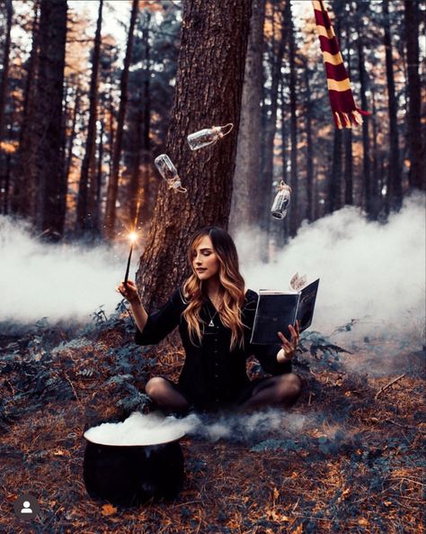 Harry Potter Photography, Harry Potter Graduation, Harry Potter Filming Locations, Halloween Shots, Harry Potter Travel, Witch Photos, Hp Harry Potter, Harry Potter Cosplay, Environmental Portraits