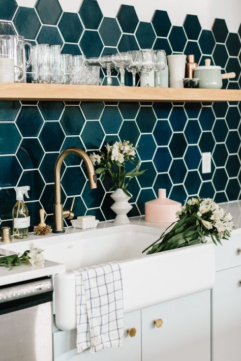 navy hexagon tile #backsplash in modern kitchen with open shelving and #farmhouse sink Blue Backsplash Kitchen, Kitchen With Open Shelving, Honeycomb Tile, Hexagon Tile, Kitchen Splashback, Hexagon Tiles, Kitchen Tile, Kitchen Tiles Backsplash, Blue Kitchens