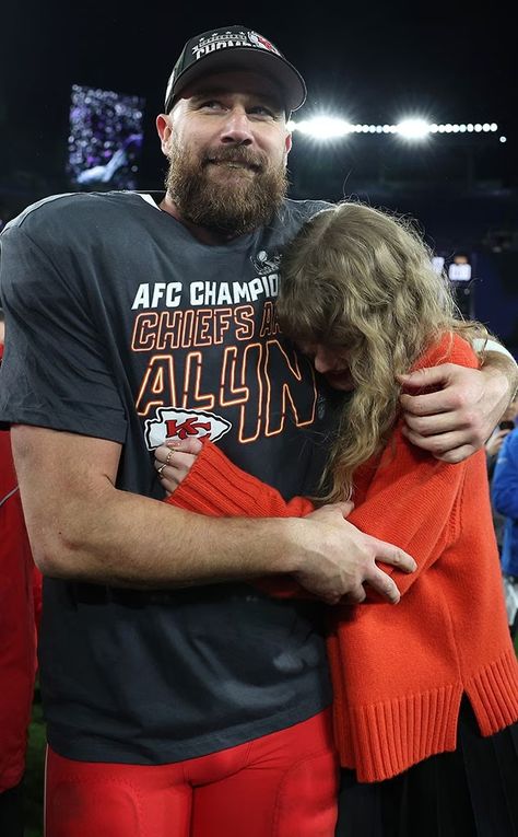 Taylor Swift Kisses Travis Kelce After Chiefs Win AFC Championship Taylor Travis, Taylor Swift Kiss, Travis Taylor, Taylor Swift Fotos, Miss Americana, Afc Championship, Chiefs Game, Estilo Taylor Swift, Taylor Swift Cute