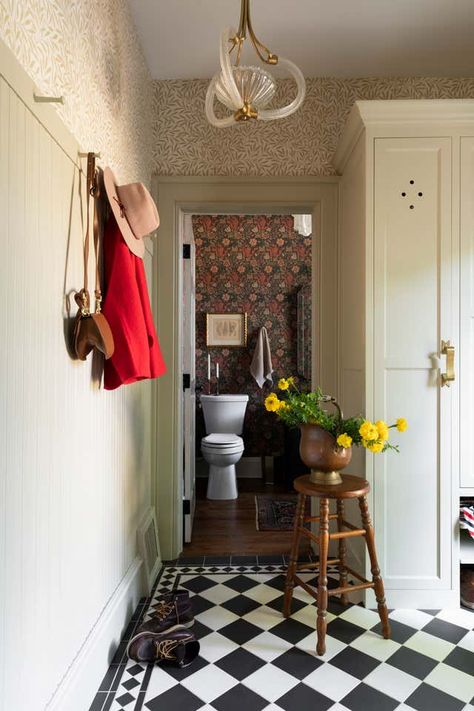 Beata Heuman Hallway, Beata Heuman Bathroom, Beata Heuman Interiors, Beata Heuman, Eclectic Bathroom, White Picket Fence, Swedish House, London House, Boot Room