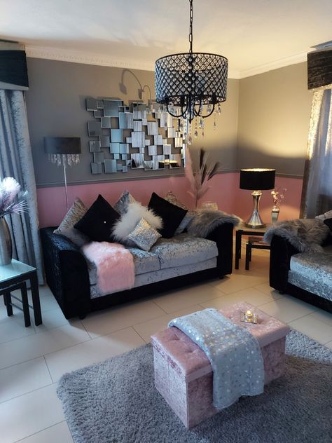 Living Room Cute Decor, Pink Theme Living Room, Black Pink Living Room, Pink And Black Living Room Ideas, Pink Living Room Decor Ideas, Aesthetic Small Apartment, Living Room Girly, Girly Christmas Decor, Girlie Apartment