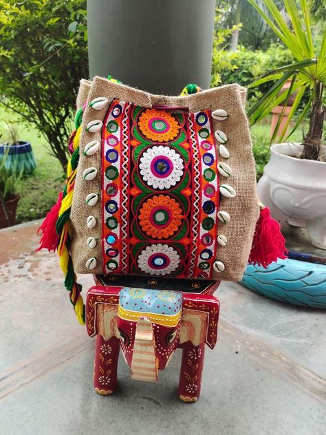 Jute Crafts Bags, Boho Bags Diy, Jute Bags Design Handmade, Diy Boho Bag, Handmade Bags Boho, Jute Bags Design, Ikat Bag, Boho Chic Bags, Handmade Fabric Bags