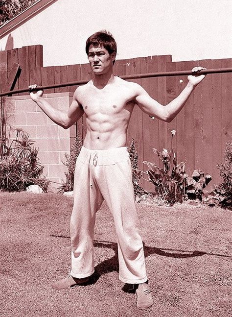 The real iron man. Bruce Lee Training, Bruce Lee Family, Bruce Lee Pictures, Bruce Lee Art, Bruce Lee Martial Arts, Martial Arts Instructor, Cute Guy, Bruce Lee Quotes, Bruce Lee Photos