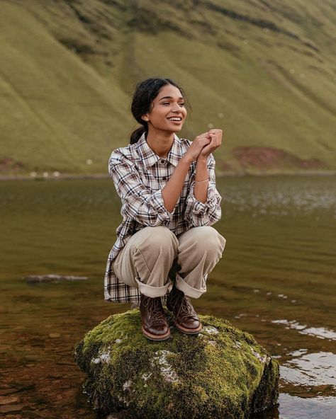 Farmer Chic Outfits, Farmers Outfit Women, Rustic Outfits For Women, Countryside Aesthetic Outfit, Farmcore Outfit, Farmer Chic, Spring Hiking Outfits, Countryside Outfit, Outfits Guide