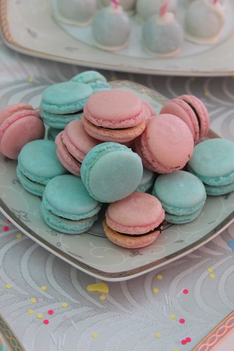 Baby Shower Pink And Blue, Blue Baby Shower Cake, Blue Macarons, Mini Macarons, Gender Reveal Outfit, Mint Palette, Baby 2024, Pink Macaroons, Gender Reveal Party Theme