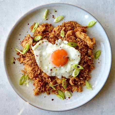 Umami Jam on Instagram: “Nasi Goreng, (Indonesian fried rice). Ate this in abundance when I was out in Bali. You can literally eat this for breakfast, lunch or…” Gobi Fry, Recipe Girl, Indonesian Food, Rice Bowls, Fried Rice, Jam, Bali, Rice, Canning