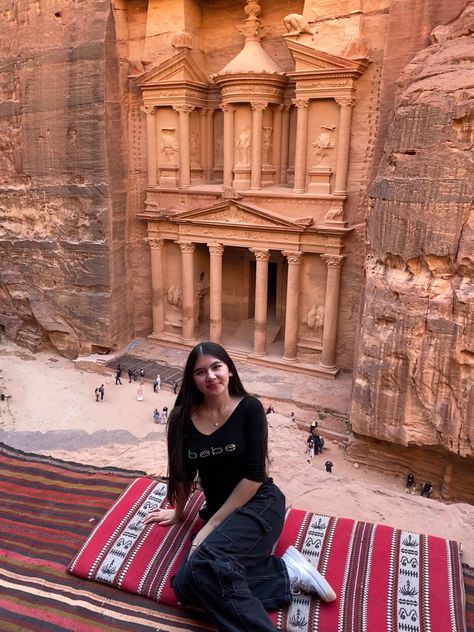 Petra Outfits Jordan, Petra Outfits, Petra Jordan Travel, Bebe Shirt, Desert Pictures, Bebe Shirts, Jordan Photos, Jordan Travel, Petra Jordan