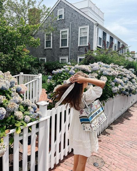 Photo by JENNY CIPOLETTI on August 03, 2022. Martha’s Vineyard Aesthetic Outfits, Cape Cod Pictures Ideas, Costal Wedding Aesthetic, Montauk Outfits, Cape Cod Outfit Summer, New England Summer Outfits, Hamptons Aesthetic Outfits, Fun Summer Dresses, Nantucket Outfit