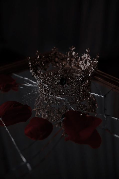 Dark Princess Aesthetic, Queen Wallpaper Crown, Dark Royalty Aesthetic, Royalcore Aesthetic, Book Cover Background, Royalty Core, Cover Design Inspiration, Crown Aesthetic, Queen Aesthetic