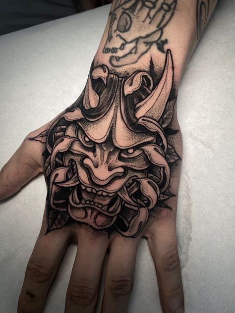 Blackwork tatuaje tattoo helsinki deathmetal deathcore freehand dark Blackwork Finger Tattoo, လက်ခုံ Tattoo, Oni Mask Hand Tattoo, Japanese Hand Tattoos For Guys, Blackwork Hand Tattoo, Hand Tattoos For Guys Men, Dragon Hand Tattoo, Japanese Hand Tattoos, Hand Tattoos For Men