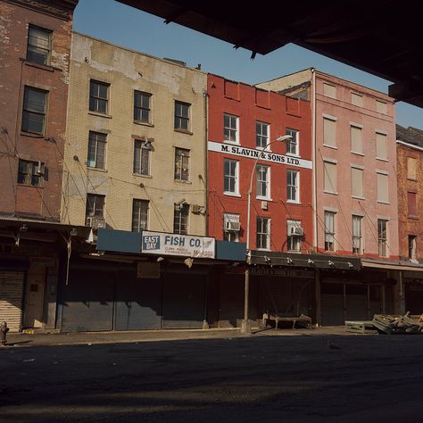 The aforementioned friend she was staying with was Barbara Mensch, another photographer who had a studio by the Brooklyn Bridge and South Street Seaport. Staten Island Ferry, Desktop Pictures, Twin Towers, New Trucks, New York Street, New York Travel, City Aesthetic, Street Scenes, Countries Of The World