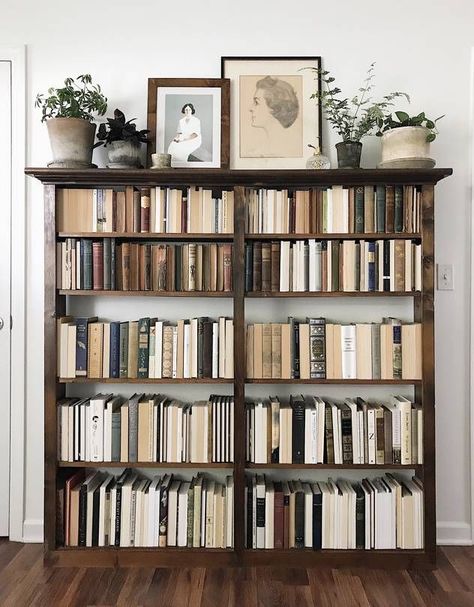 Interior decorators seeking calming creams are storing books backwards, sparking howls from the literati. Parisian Library, Kristina Romanova, Ikea Regal, Billy Regal, Interior Design Minimalist, Movie Black, Bookshelf Styling, Diy Casa, Ideas Hogar